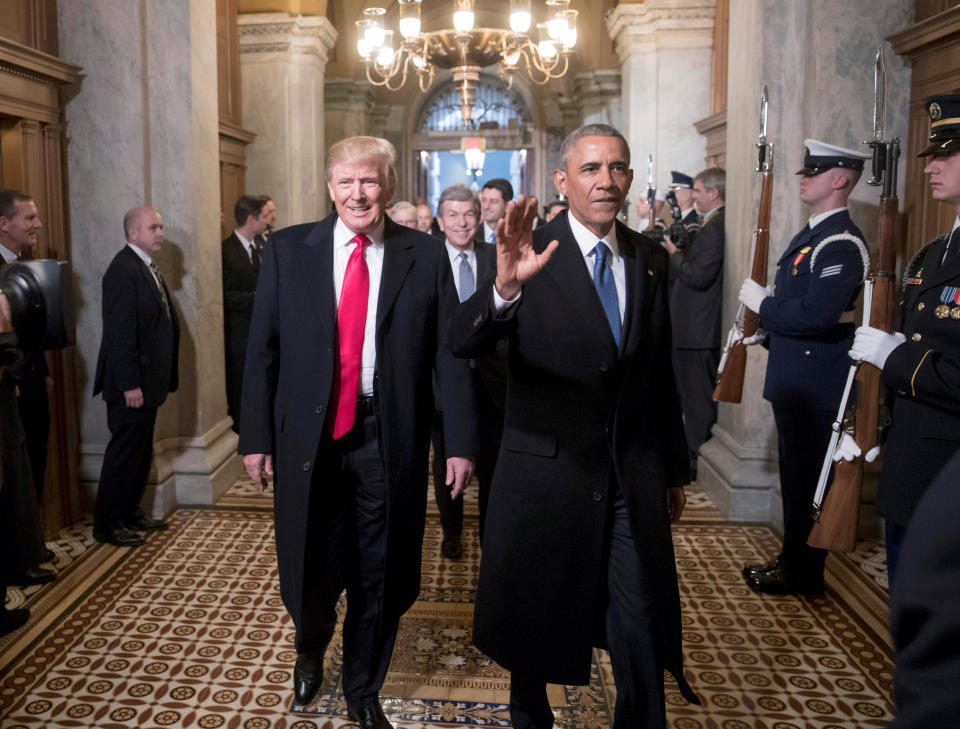 El presidente de EEUU, Donald Trump, y el expresidente Barack Obama en el Capitolio de Washington DC, en enero de 2017. REUTERS/J. Scott Applewhite/Pool. 
