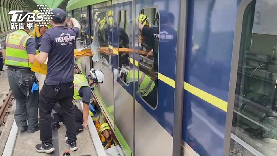 興富發公司建案吊臂意外掉落，刺穿行進中的台中捷運車廂。（圖／TVBS）