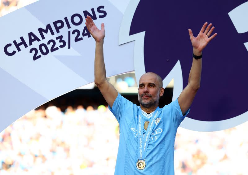 El DT del Manchester City, Pep Guardiola, celebra tras ganar la Premier League tras la victoria sobre el West Ham United, en el Etihad Stadium, Manchester, Inglaterra