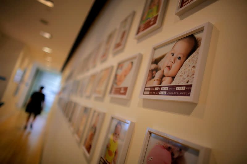 FILE PHOTO: A pregnant woman arrives for a doctors appointment at a clinic in Shanghai