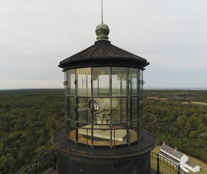 Photo of Cape Hatteras Lighthouse’s lantern room and current beacon.