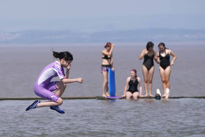 People enjoy the warm weather at Clevedon Marine Lake in Clevedon. Thunderstorms are set to hit Britain on Wednesday and Thursday, but warm weather is likely to continue for the rest of the week. Ben Birchall/PA Wire/dpa