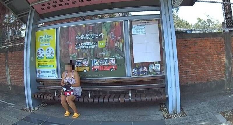 林女日前被男網友丟包，無助坐在公車站哭泣。（圖／翻攝畫面）