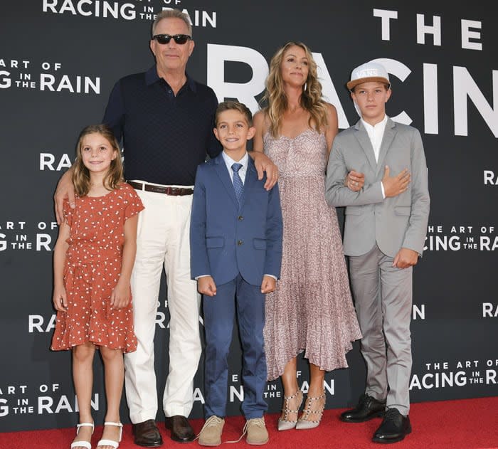 Kevin Costner y Christine Baumgartner con sus tres hijos