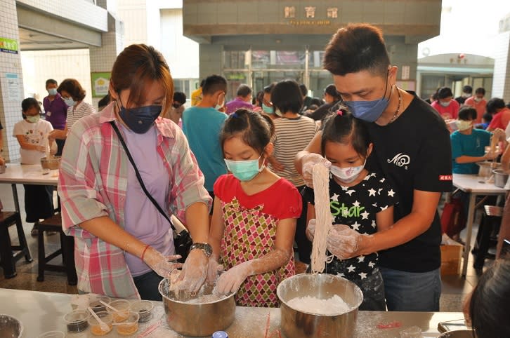 懷念的古早味　社教館龍鬚糖親子活動