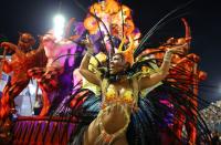 <p>Eine Tänzerin von der Salgueiro Samba-Schule tanzt während des Karnevalsumzugs im Sambódromo in Rio de Janeiro, Brasilien, 27. Februar 2017. (Bild: Pilar Olivares/Reuters) </p>