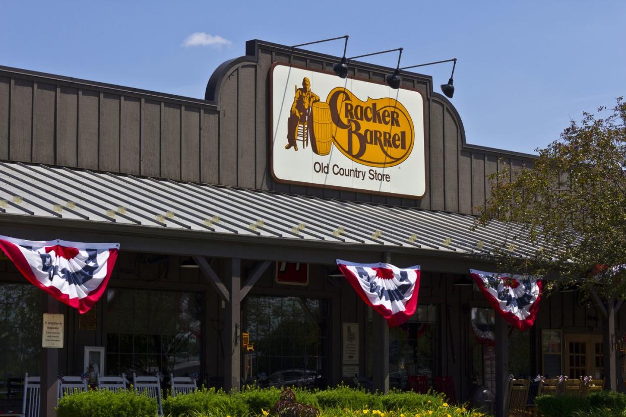 restaurants open on christmas cracker barrel