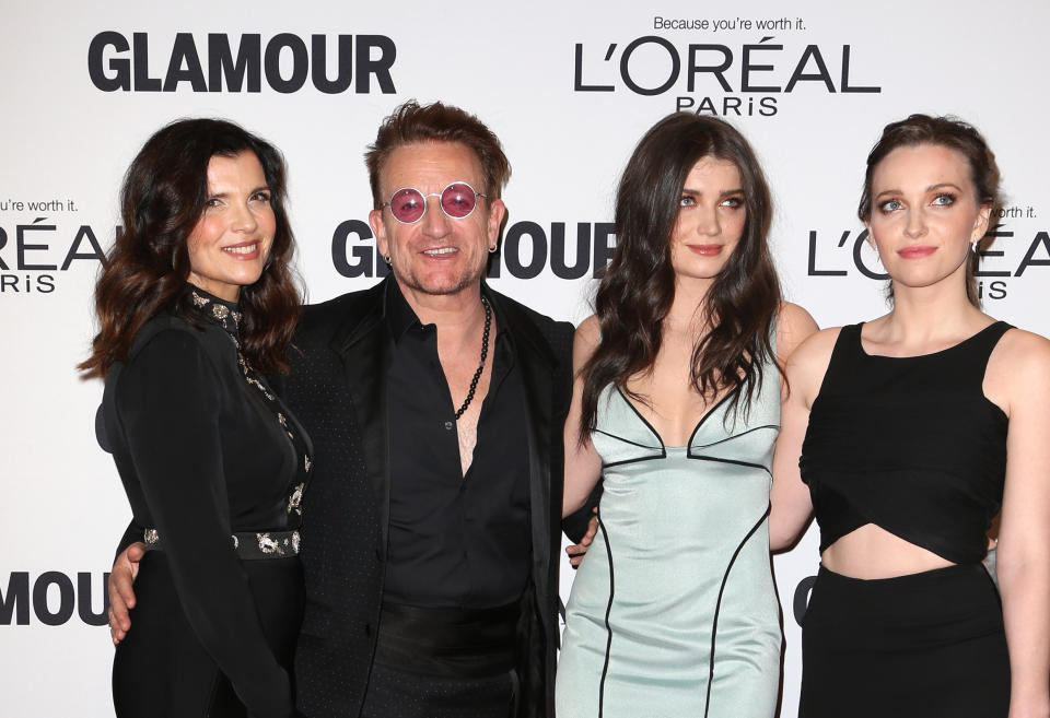 Bono mit seiner Frau Ali (l.) und seinen beiden Töchtern. Eve trägt das helle Kleid. (Bild: Wenn)