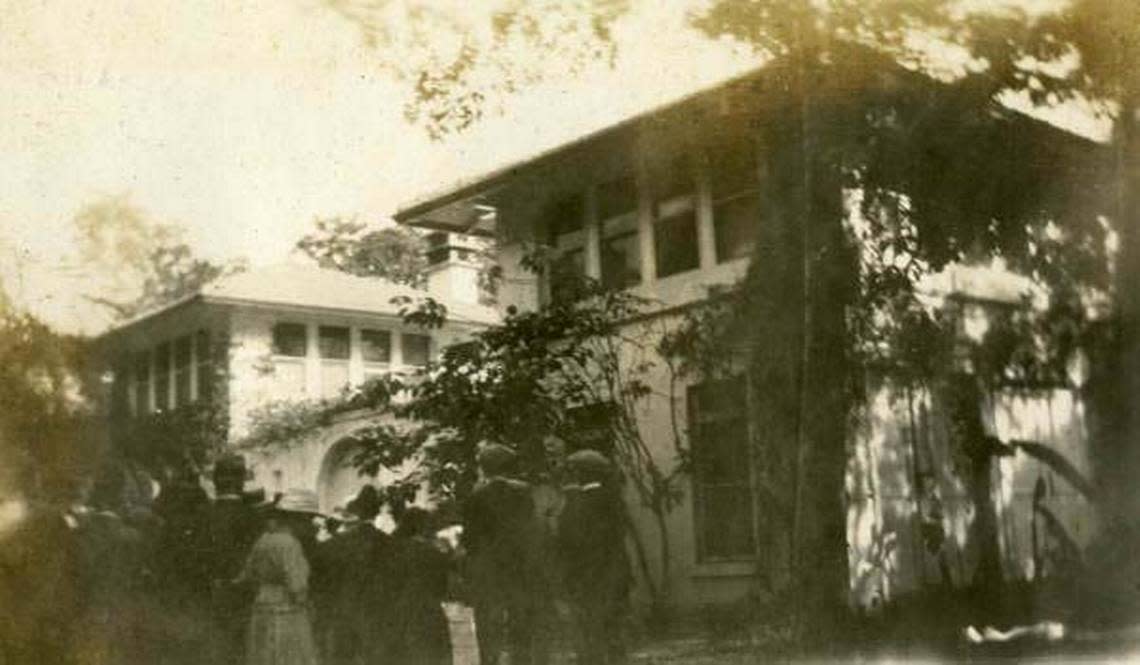 Tourists gather outside of Villa Serena, William Jennings Bryan’s house in Miami, around 1921.