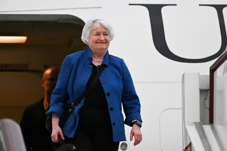 La secretaria del Tesoro estadounidense, Janet Yellen, sale del avión en que llegó a Cantón, sur de China, el 4 de abril de 2024 (Pedro Pardo)