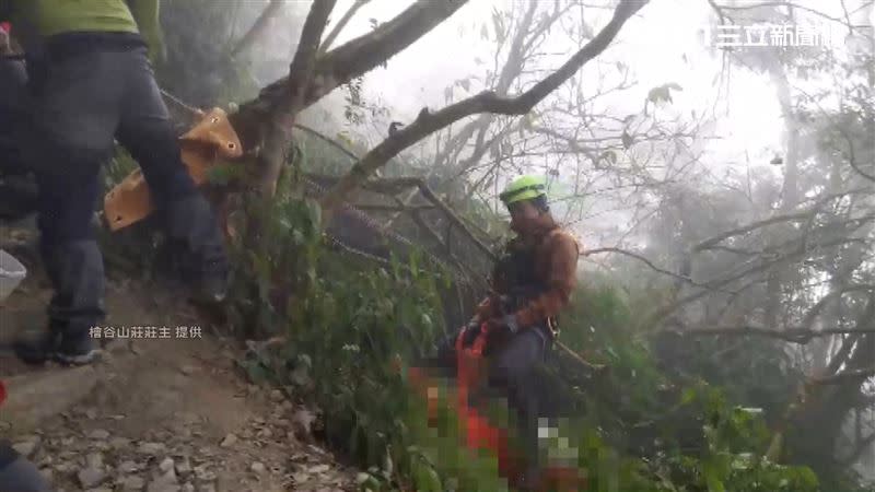 救難人員在26日清晨垂降80米尋找後發現傷者，已無生命跡象。（圖／檜谷山莊莊主提供）