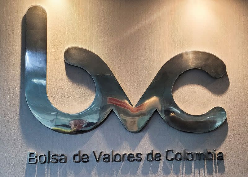 El logo de la Bolsa de Valores de Colombia aparece en el interior de su edificio en Bogotá