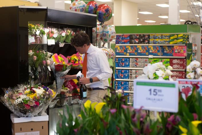 Howie Guja, of the Publishers Clearing House Prize Patrol Elite Team, picks out flowers for Lorena Logan, winner of the $10,000 sweepstakes.