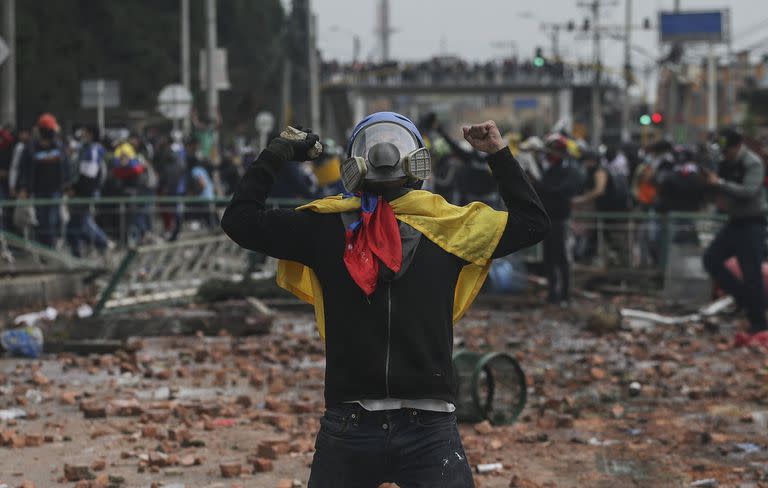 Manifestantes antigubernamentales enojados por los aumentos de impuestos a los servicios públicos, combustible, salarios y pensiones chocan con la policía en Madrid, Colombia, en las afueras de Bogotá, el 28 de mayo 
