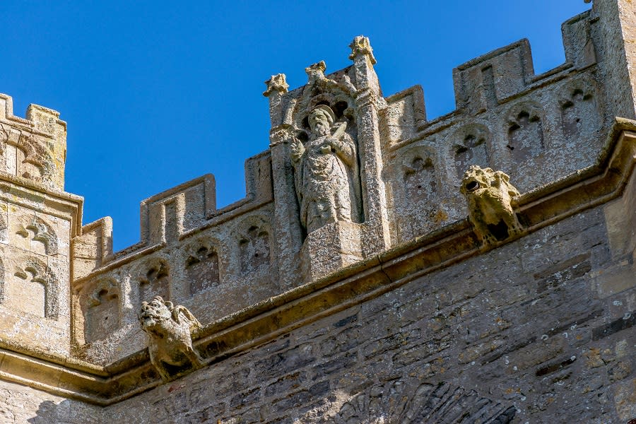 C'è un piccolo problema da considerare: che l'edificio è stato classificato di primo grado tra quelli storici, e quindi non lo potresti toccare in nessun modo salvo che per interventi in accordo con storici e esperti di beni culturali. (foto: Caters)