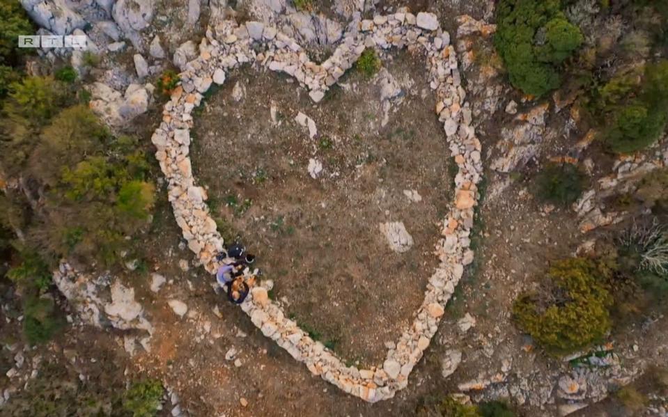 Romantik pur: Inmitten eines großen Steinherzens küssen sich Rolinka und Frank erstmals. (Bild: RTL)