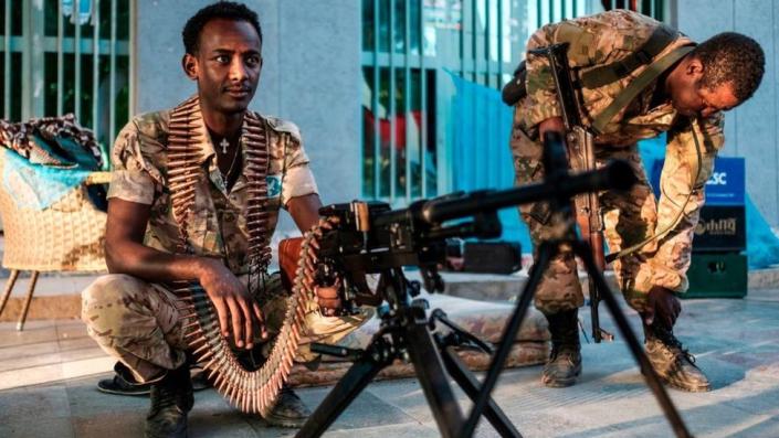 Ein Mitglied der Amhara Special Forces sitzt am 22. November 2020 neben einem Maschinengewehr in einem improvisierten Lager vor einem Geschäft in Humera, Äthiopien
