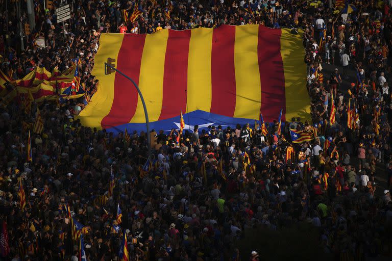 Manifestantes sostienen banderas independentistas durante una manifestación para celebrar el Día Nacional Catalán en Barcelona, ​​España, el 11 de septiembre de 2023.