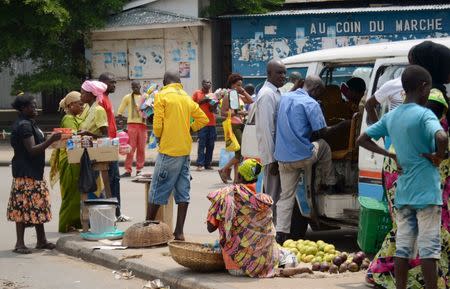 Vendors sell their merchandise and fruits at a bus terminal in Burundi's capital Bujumbura, January 29, 2016. REUTERS/Evrard Ngendakumana