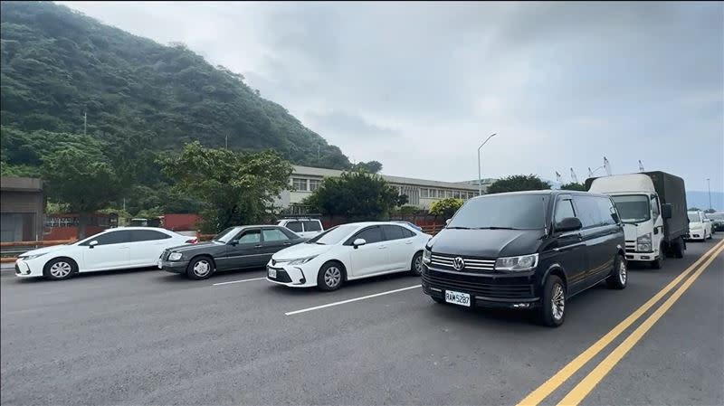 等待上台北快輪的小客車。（圖／翻攝畫面）