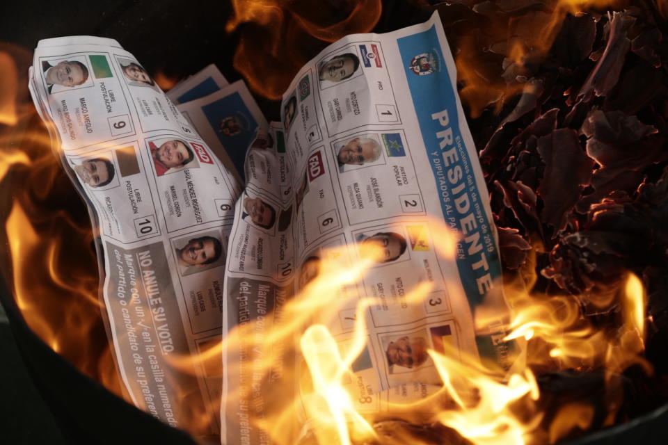 Boletas sin usar son quemadas por autoridades electorales después del cierre de casillas durante los comicios generales en la ciudad de Panamá el 5 de mayo de 2019. (AP Foto/Arnulfo Franco)