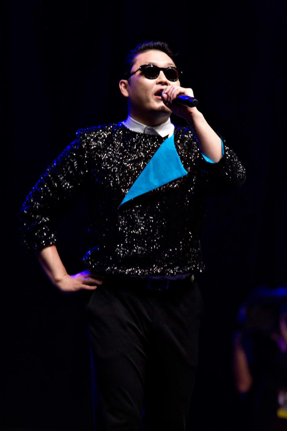 Psy performs in a free showcase at Marina Bay Sands. (Yahoo! photo)