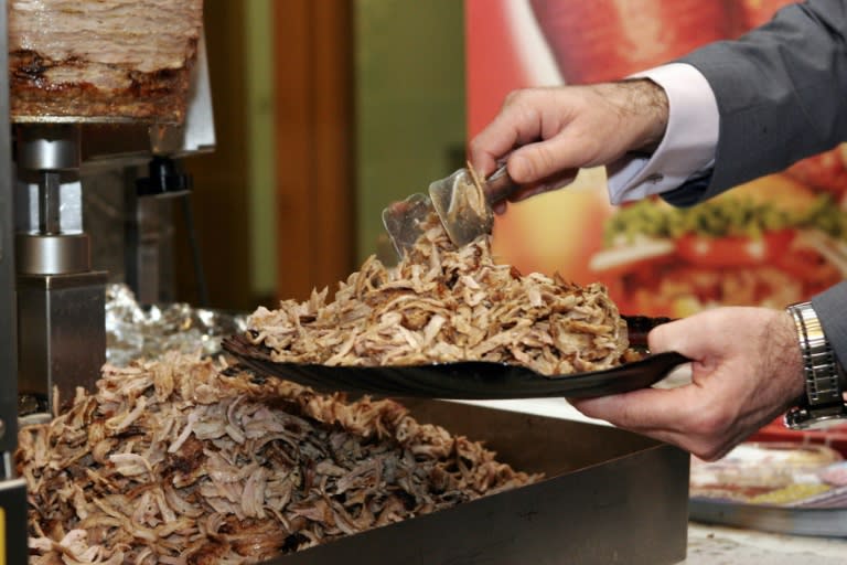 Mit Döner fing die Reise an, mit Döner ging sie zu Ende. Der türkische Präsident Recep Tayyip Erdogan lud Bundespräsident Frank-Walter Steinmeier zum Abschuss seines Türkei-Besuchs zum Mittagessen ein - und ließ Döner servieren. (CAROLINE PANKERT)