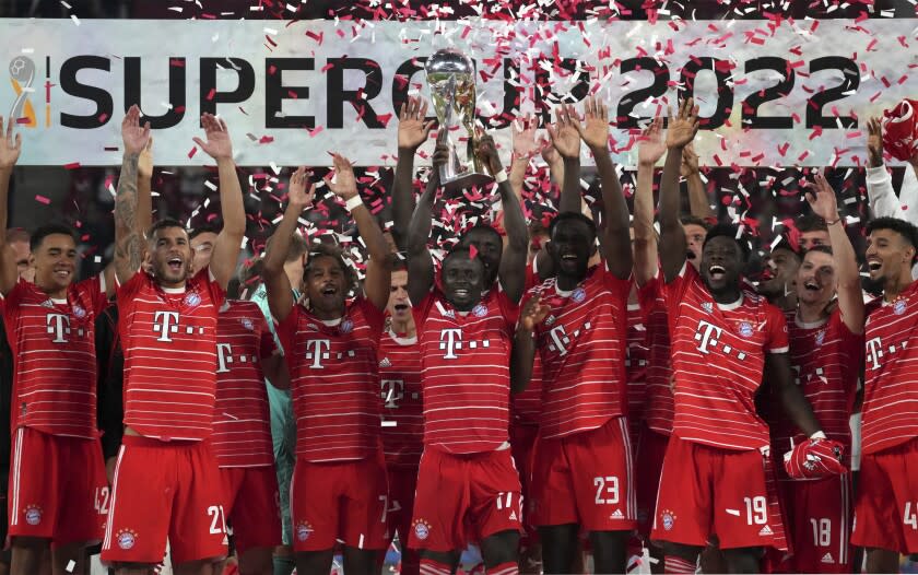 Sadio Mané, del Bayern Múnich, levanta la Supercopa tras la victoria sobre el Leipzig, el sábado 30 de julio de 2022 (AP Foto/Michael Sohn)