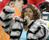 <p>Aretha Franklin trägt einen grau-schwarz gestreiften Pelzmantel, während sie die Nationalhymne vor dem Super Bowl XL Footballmatch zwischen den Pittsburgh Steelers und den Seattle Seahawks in Detroit, Michigan, singt. (AP Photo/Michael Conro) </p>