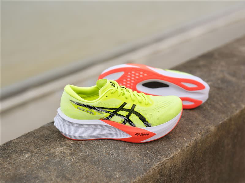 ASICS競速跑鞋MAGIC SPEED 4改代上市，全新中底科技推進加速再升級。（圖／品牌業者提供）