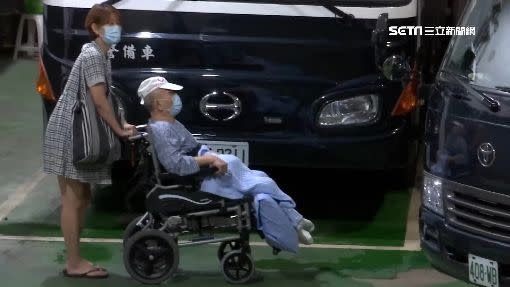范芳魁如今只能倚靠輪椅代步。
