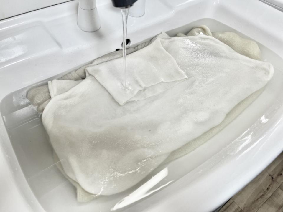 網友推薦使用過碳酸鈉，可輕鬆清潔衣服上的汗漬。（示意圖，photoAC）