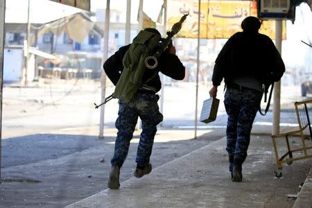 Iraqi rapid response forces run during clashes in eastern Mosul, Iraq, January 11, 2017. REUTERS/Alaa Al-Marjani