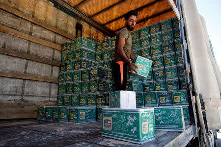 An Iraqi worker unloads a truck from Iran, loaded with cosmetics, in Baghdad, Iraq August 17, 2018. REUTERS/Khalid Al-Mousily