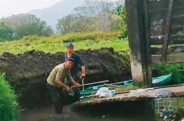 黃順昱疑似雇工偷挖堤岸，破壞古蹟水門和便橋，被村民逮個正著。（讀者提供）