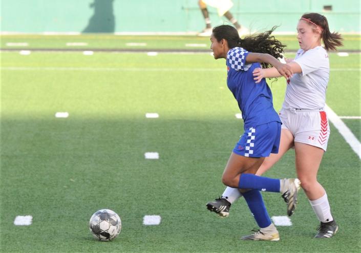 Cooper&#39;s Aaliyah Jackson, left, fights off a Sweetwater defender in a battle for the ball in the first half.