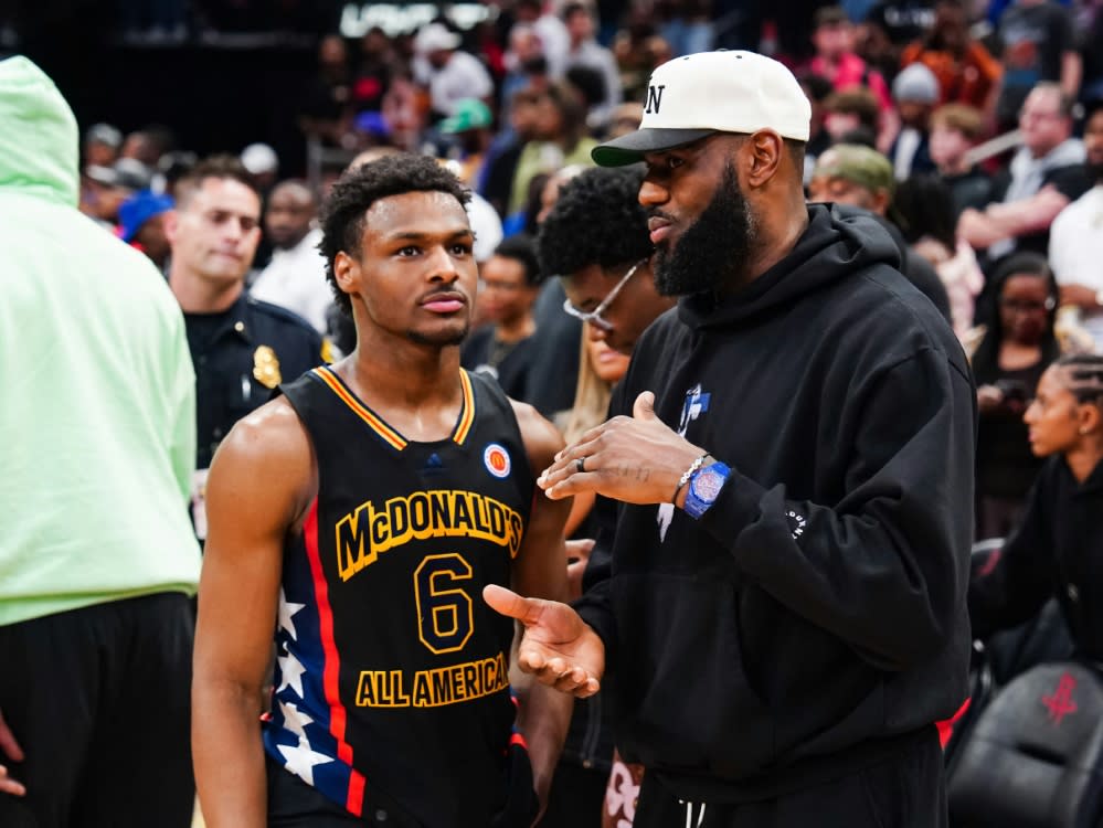 Bronny James (l.) mit seinem Vater LeBron (ALEX BIERENS DE HAAN)