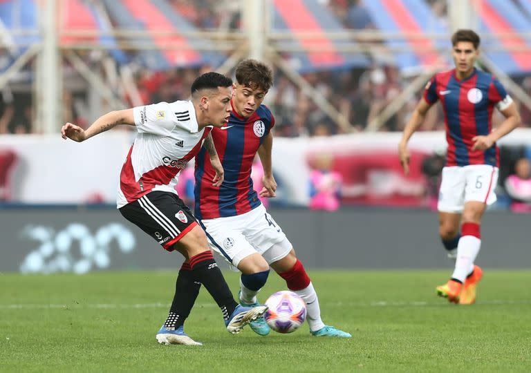 Esequiel Barco ante Agustín Giay; el volante ofensivo de River fue defendido por Gallardo tras el partido