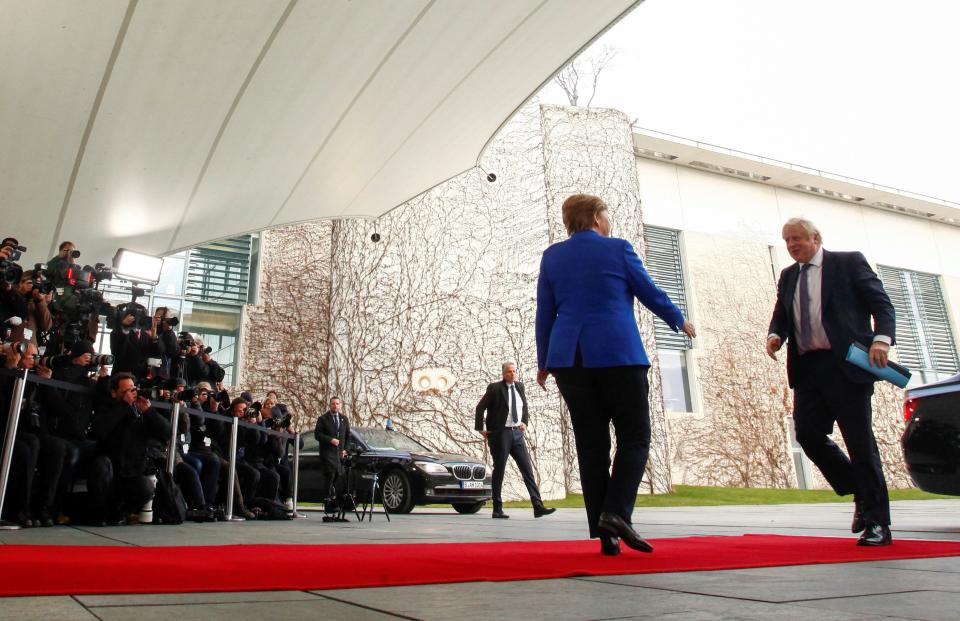 Berufsbezeichnung Händeschütteln: Kanzlerin Angela Merkel empfängt beim Berliner Libyen-Gipfel den britischen Premier Boris Johnson (Bild: Reuters/Michele Tantussi)