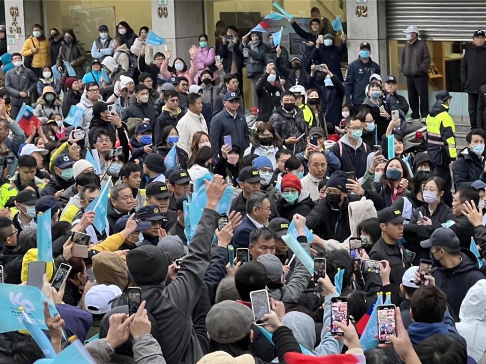 民眾黨總統候選人柯文哲第二場大型造勢活動在桃園登場，光進場就花超過10分鐘，離場更是受到夾道歡送。(蔡依珍攝)