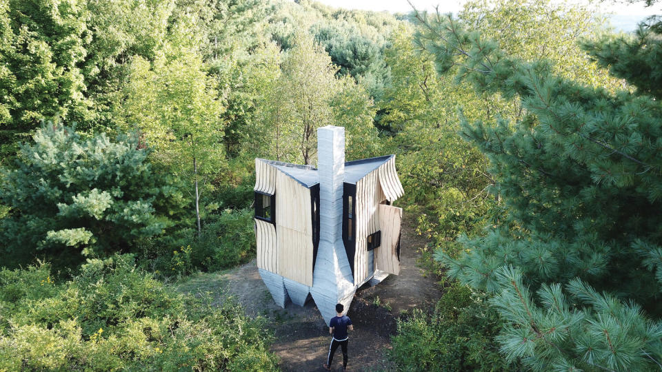 En la imagen, la Ashen Cabin, una cabaña de diseño que ha sido impresa en 3D utilizando madera residual y hormigón. Sus creadores son los responsables del estudio de arquitectura estadounidense HANNAH, dirigido por dos profesores de la Universidad de Cornell. (Foto: <a href="http://www.hannah-office.org/work/ashen" rel="nofollow noopener" target="_blank" data-ylk="slk:HANNAH;elm:context_link;itc:0;sec:content-canvas" class="link ">HANNAH</a>).