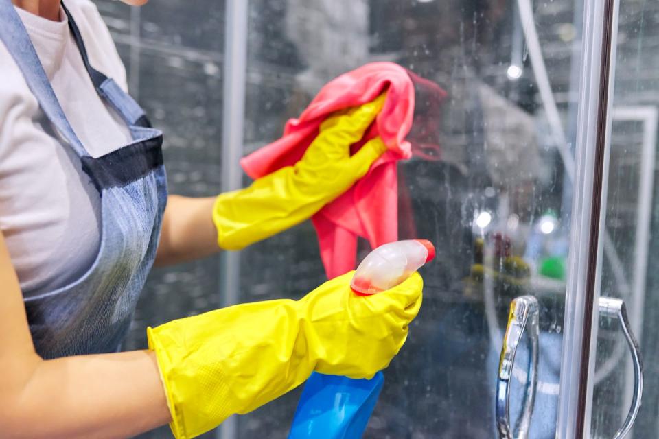 Nicht nur bestimmte Putzmittel sind tabu für Glastrennwände, sondern auch spezielle Putzlappen: Von Mikrofaser wird abgeraten. Wenn Sie damit über das Glas wischen, kann es passieren, dass es verkratzt. (Bild: iStock/Valeriy_G)