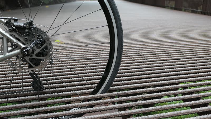 新北市耗資3.1億建置三貂嶺隧道自行車道鋪，但因鋼筋的間隙過大，造成單車、輪椅卡輪等狀況。（圖／民眾提供）