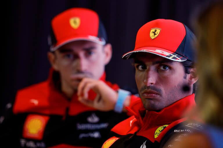 ARCHIVO - El piloto de Ferrari Carlos Sainz (derecha) junto a su compañero Charles Leclerc previo al Gran Premio de Brasil, el 9 de noviembre de 2022, en Sao Paulo. (AP Foto/Marcelo Chello)