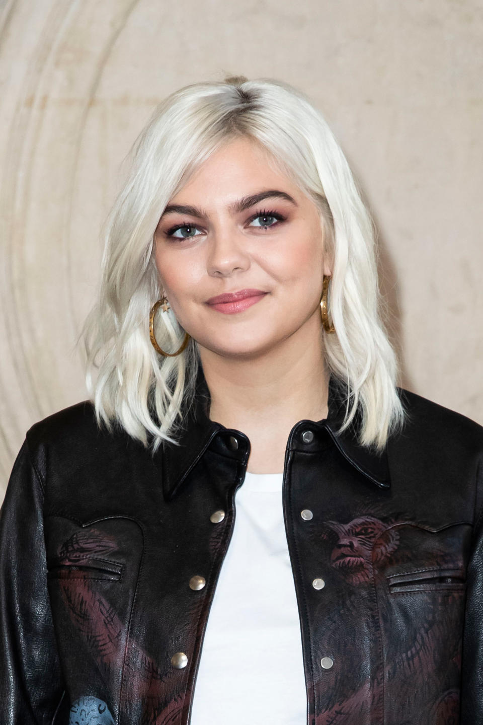 Louane et ses cheveux blonds polaires