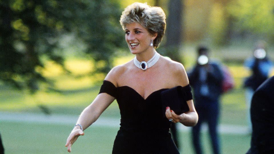 Princess Diana (1961 - 1997) arriving at the Serpentine Gallery, London, in a gown by Christina Stambolian, June 1994. (Photo by Jayne Fincher/Getty Images) - Jayne Fincher/Princess Diana Archive/Hulton Royals Collection/Getty Images