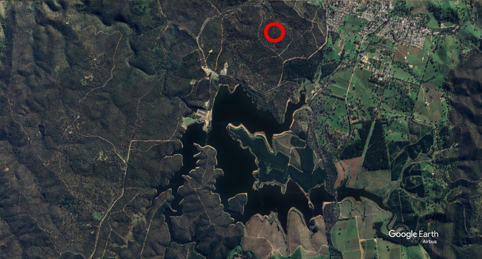 A red circle indicates the kangaroo burial pit 1km away from the reservoir on a Google Map.