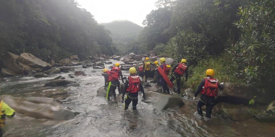 避免虎豹潭憾事重演，氣象局規劃推「山區暴雨」國家警報（圖為虎豹潭搜救資料照）。   圖：新北市消防局／提供