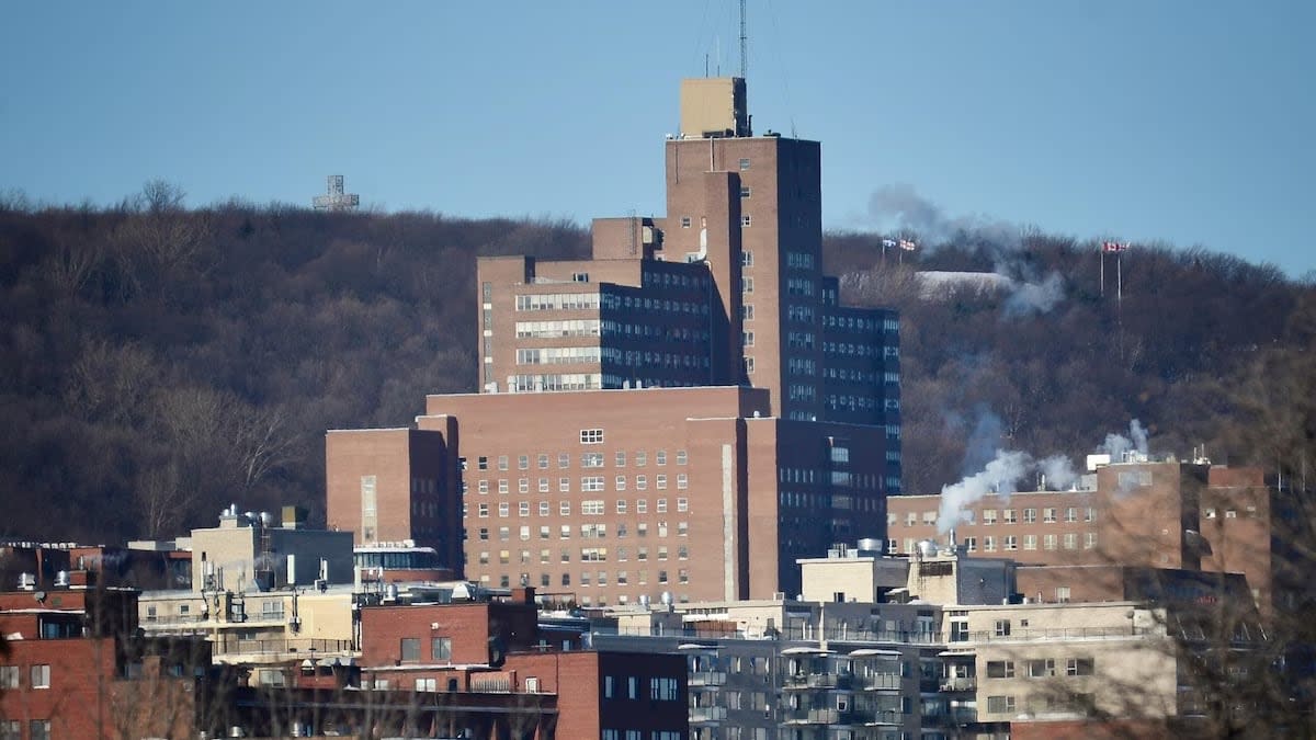 The occupancy rate at the Montreal General Hospital was 184 per cent on the morning of Dec. 31.  (Jean-Claude Taliana/Radio-Canada - image credit)