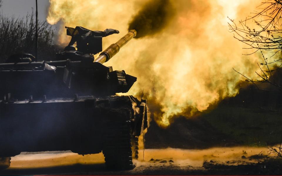 A Ukrainian tank opens fire in Donetsk Oblast